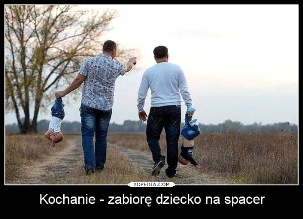 Faceci na spacerze z dziećmi