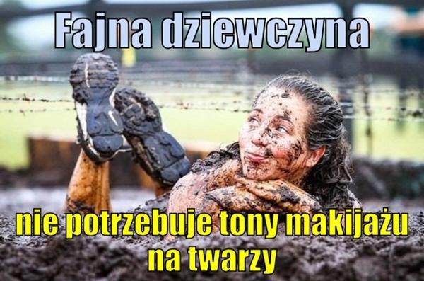 Fajna dziewczyna, nie potrzebuje tony makijażu na twarzy