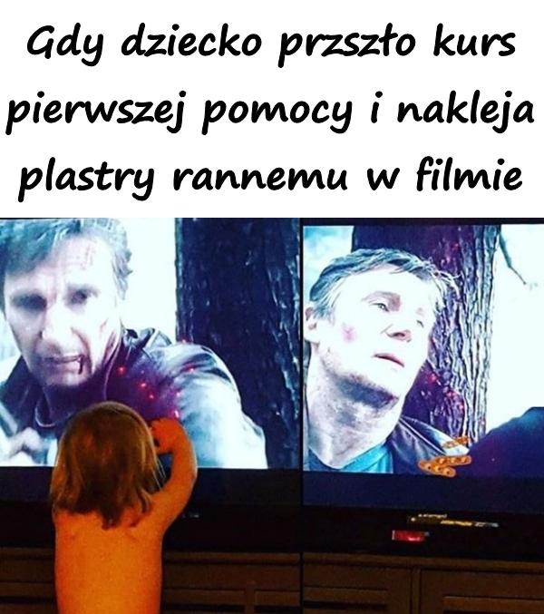 Gdy dziecko przszło kurs pierwszej pomocy i nakleja plastry