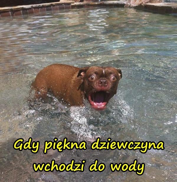 Gdy piękna dziewczyna wchodzi do wody