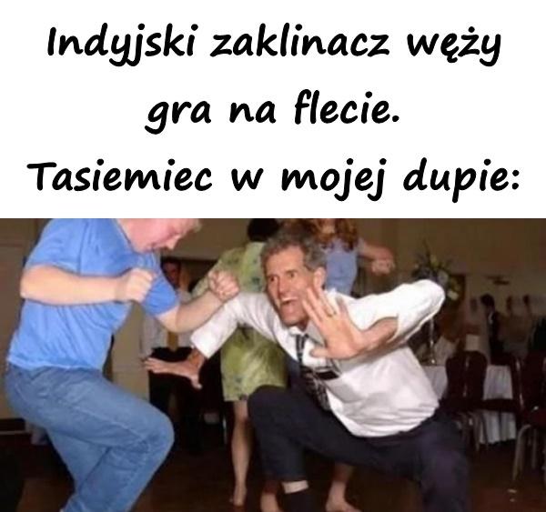 Indyjski zaklinacz węży gra na flecie