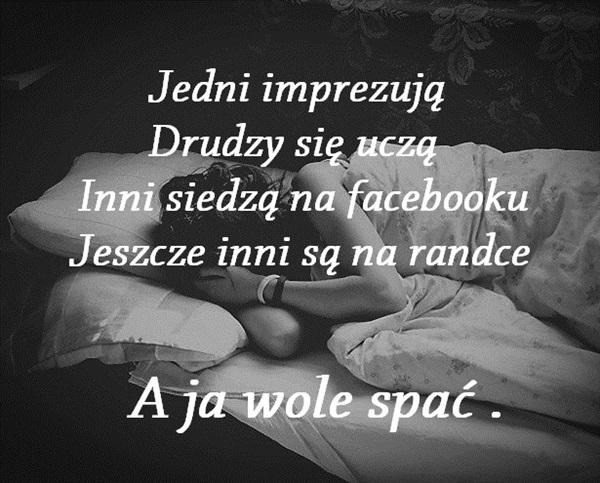 Jedni imprezują. Drudzy się uczą. Inni siedzą na facebooku