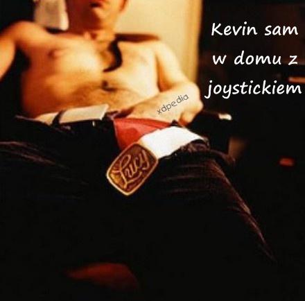 Kevin sam w domu z joystickiem