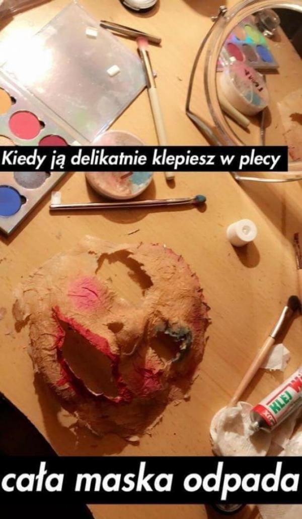 Kiedy ją delikatnie klepniesz w plecy, cała maska odpada