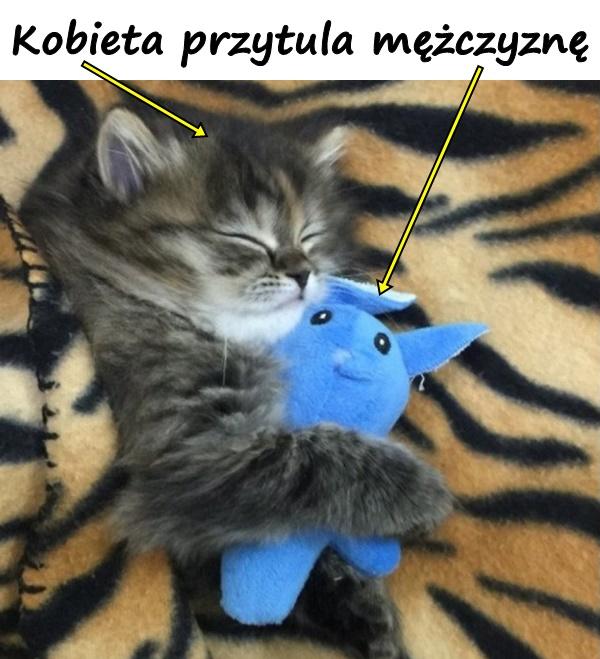 Kobieta przytula mężczyznę