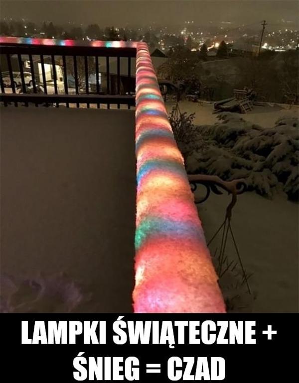 Lampki świąteczne i śnieg