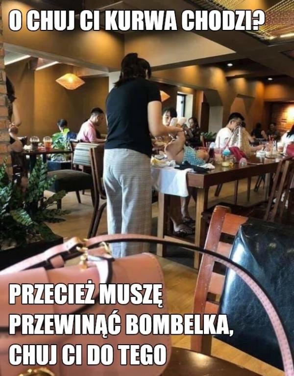 Madka musi zmienić bombelkowi pampersa