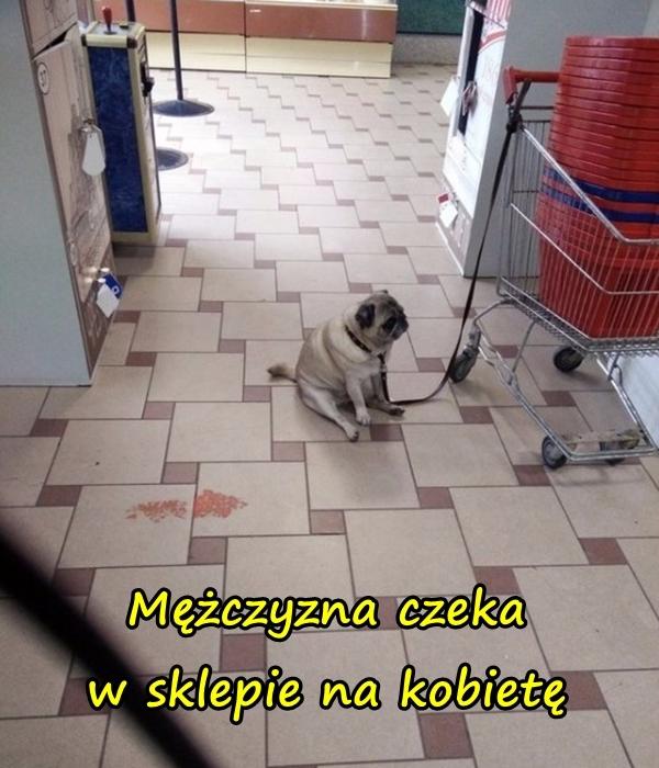 Mężczyzna czeka w sklepie na kobietę