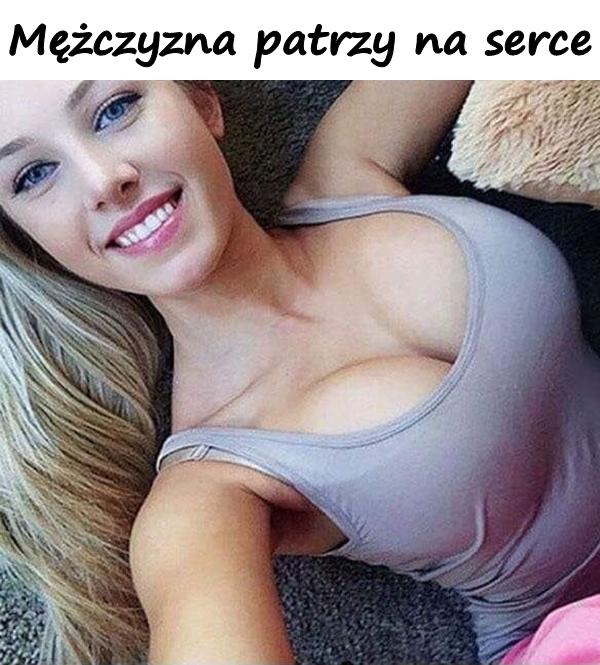 Mężczyzna patrzy na serce