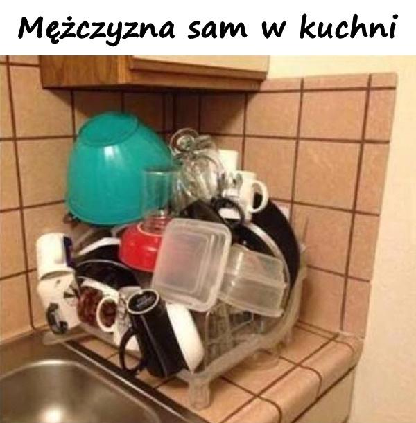 Mężczyzna sam w kuchni