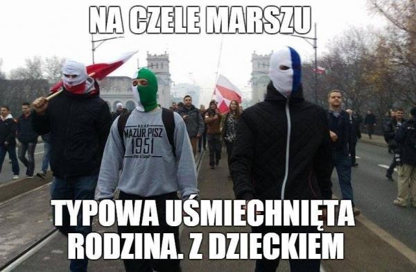 Na czele marszu\ntypowa uśmiechnięta\nrodzina. z dzieckiem