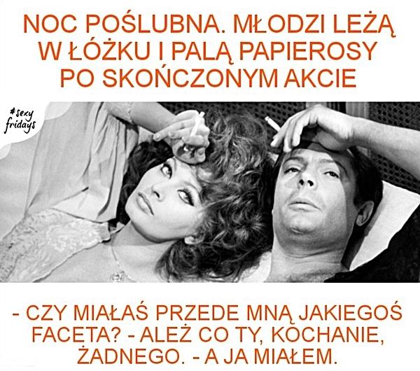 Noc poślubna. Młodzi leżą w łóżku i palą papierosy po