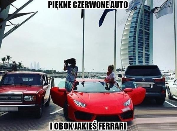 Piękne czerwone auto i obok jakiś ferrari