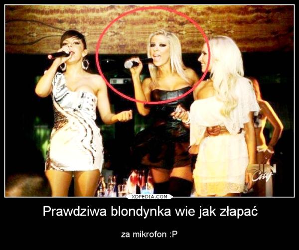 Prawdziwa blondynka wie jak złapać za mikrofon :P