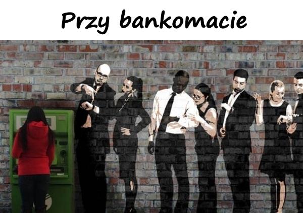 Przy bankomacie