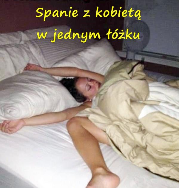 Spanie z kobietą w jednym łóżku