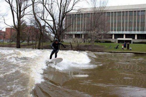 Surfing w deszczowy dzień