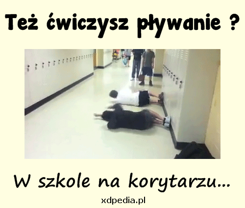 Też ćwiczysz pływanie? W szkole na korytarzu