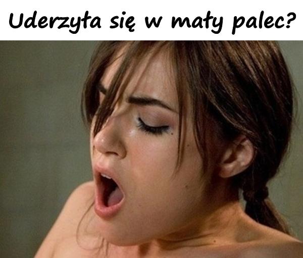 Uderzyła się w mały palec