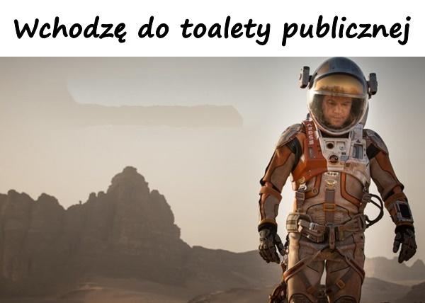 Wchodzę do toalety publicznej