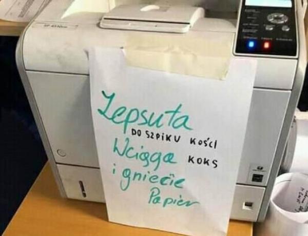 Wciąga koks i gniecie papier