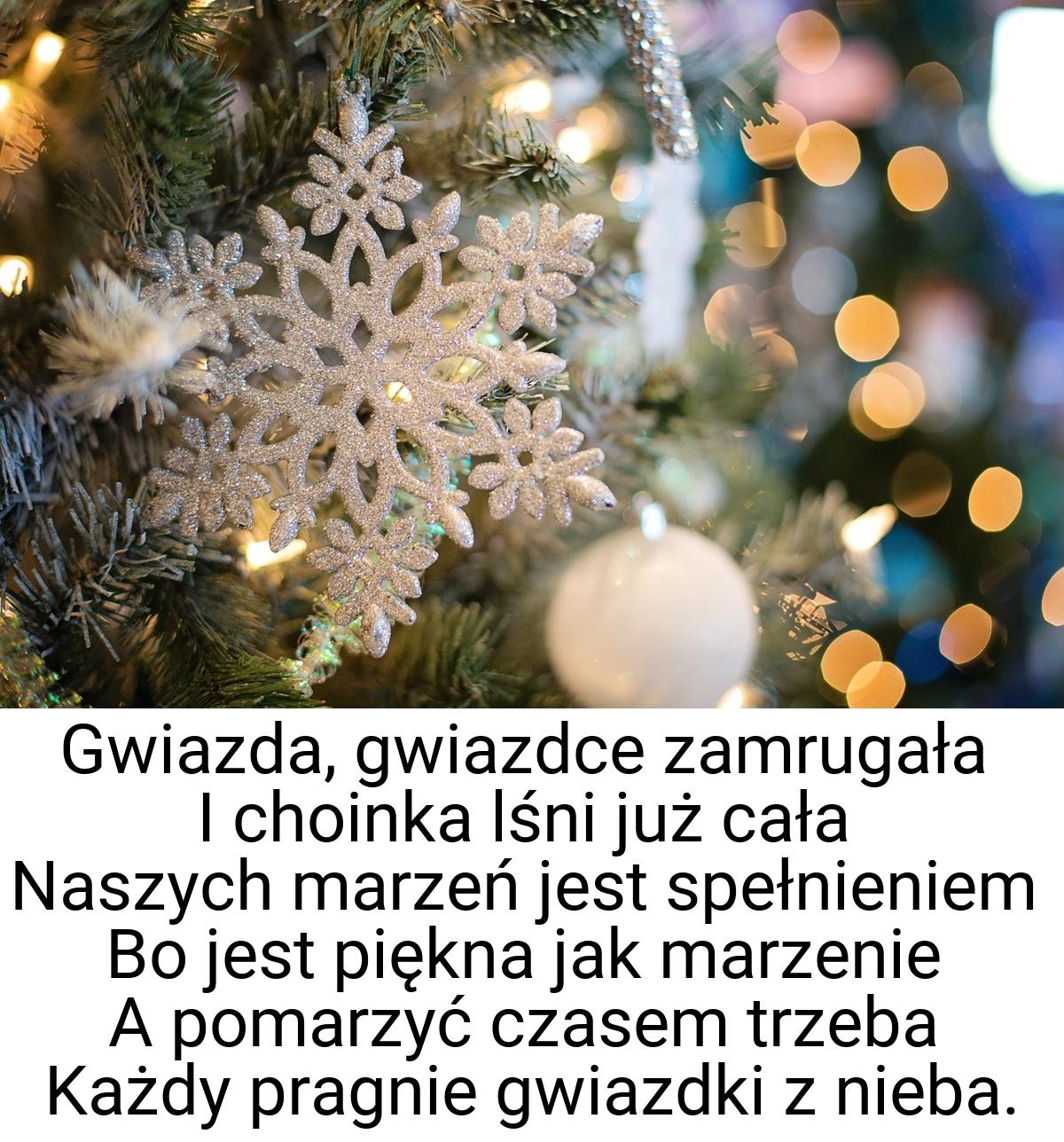 Gwiazda, gwiazdce zamrugała I choinka lśni już cała Naszych