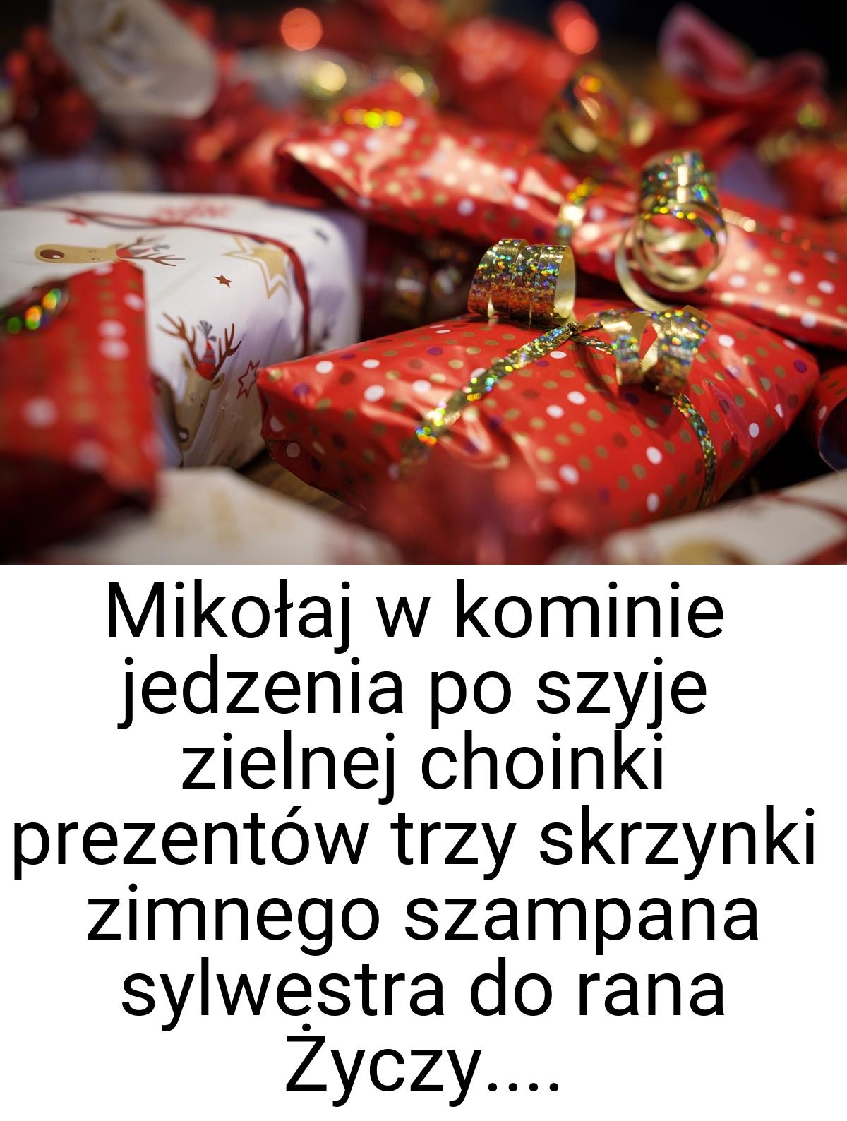 Mikołaj w kominie jedzenia po szyje zielnej choinki