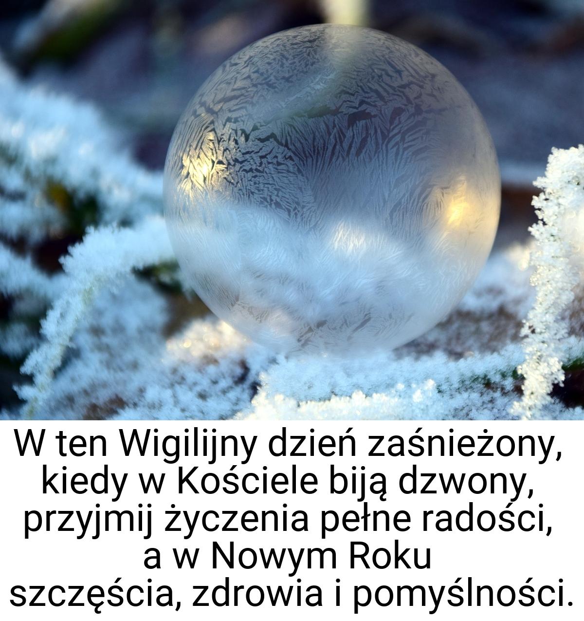 W ten Wigilijny dzień zaśnieżony, kiedy w Kościele biją