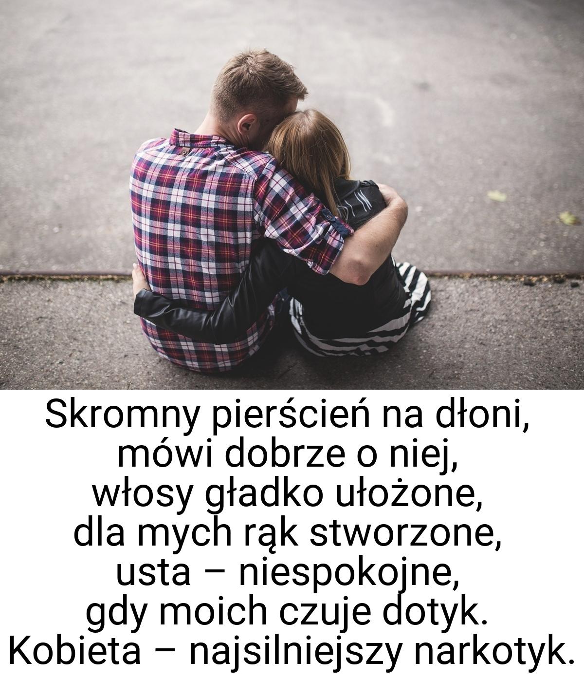 Skromny pierścień na dłoni, mówi dobrze o niej, włosy