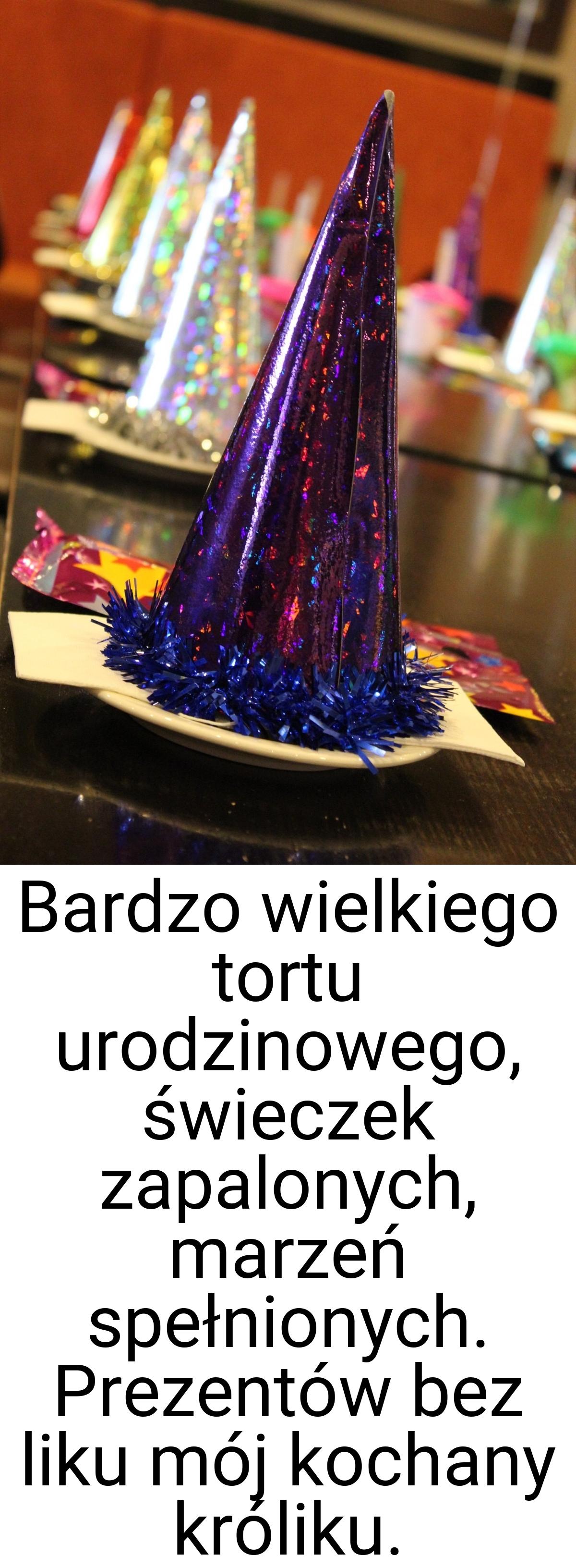 Bardzo wielkiego tortu urodzinowego, świeczek zapalonych